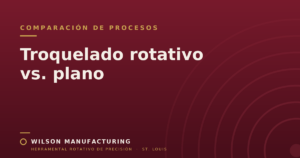 Gráfico del blog de Wilson Manufacturing titulado "Troquelado rotativo vs. plano" sobre fondo guinda.